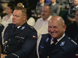 na zdjęciu dwóch siedzących mundurowych pośród zgromadzonych gości