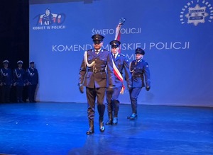 na zdjęciu idący poczet sztandarowy