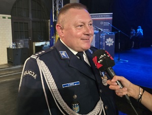 na zdjęciu bytomski komendant przy mikrofonie w trakcie wywiadu dla prasy