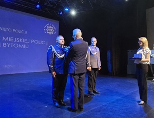 komendant wojewódzki odznacza na scenie bytomskiego komendanta