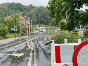 na zdjęciu zalana jezdnia, na niej wóz strażacki