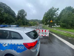 na zdjęciu radiowóz policyjny obok znak zakaz wjazdu i barierka ustawiona na jezdni