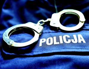 na zdjęciu kajdanki na mundurze policyjnym