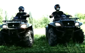 na zdjęciu dwie osoby na quadach