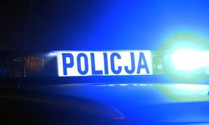 na zdjęciu dach radiowozu, widoczny napis Policja
