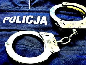 na zdjęciu kajdanki na mundurze