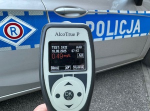 na zdjęciu w dłoni urządzenie do badania stanu trzeźwości wskazuje wynik 0,49 miligrama na litr