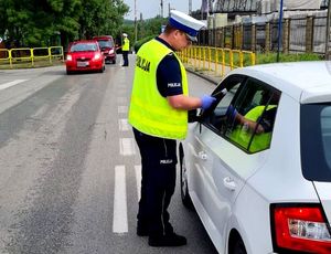policjant na drodze podczas badania trzeźwości