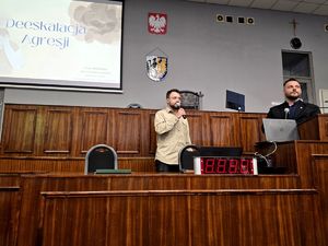 na zdjęciu dwóch policyjnych psychologów w trakcie przemowy