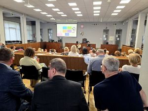 na zdjęciu zgromadzone na sali osoby