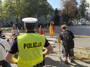 na zdjęciu policjant przy przejściu dla pieszych