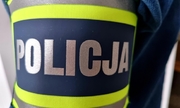 na zdjęciu opaska na ramieniu z napisem Policja