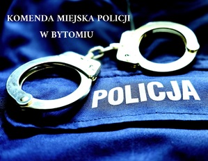 na zdjęciu kajdanki na mundurze policyjnym, napis Komenda Miejska Policji w Bytomiu