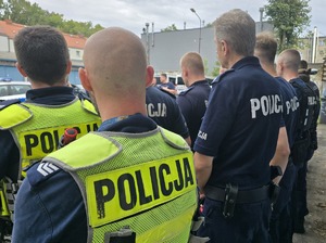 na zdjęciu policjanci w dwurzędzie