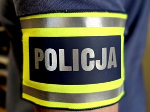 na zdjęciu opaska z napisem Policja na ramieniu