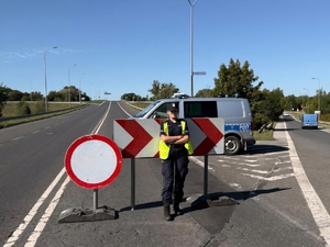policjantka na drodze, za nią radiowóz