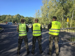 na zdjęciu trzech mundurowych w moro, w kamizelkach z napisem Wojska Obrony Terytorialnej