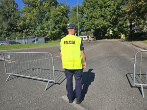 na zdjęciu policjant zabezpieczający bieg