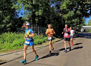 na zdjęciu biegnący uczestnicy półmaratonu