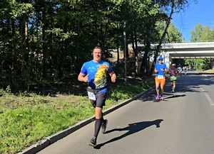 na zdjęciu biegnący uczestnicy półmaratonu