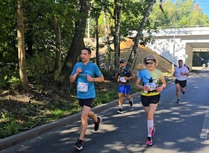 na zdjęciu biegnący uczestnicy półmaratonu
