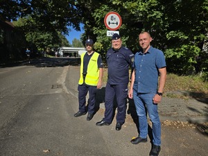 na zdjęciu policjanci i pierwszy zastępca bytomskiego komendanta