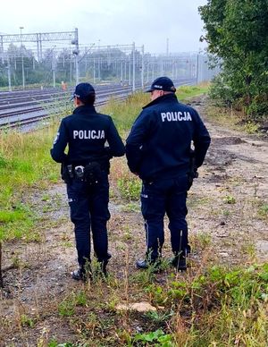 na zdjęciu policjant i policjantka na obszarze kolejowym