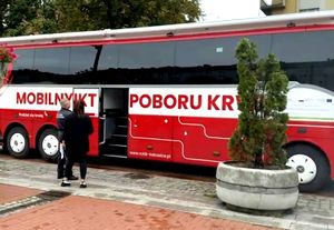 czerwony autokar na nim napis mobilny punkt poboru krwi
