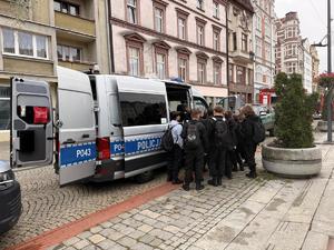 na zdjęciu radiowóz policyjny, przy nim uczniowie klas mundurowych