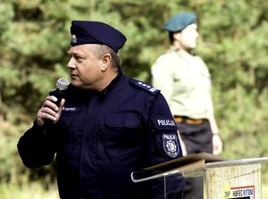 na zdjęciu komendant przy mównicy , przemawia do mikrofonu