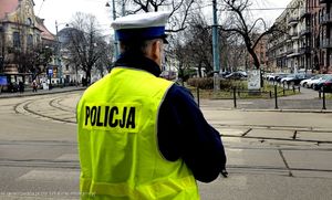 policjant przy przejściu dla pieszych