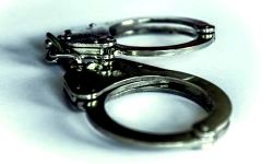 na zdjęciu kajdanki