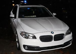 na zdjęciu białe bmw