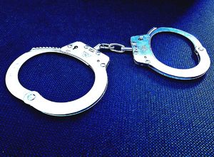 na zdjęciu kajdanki