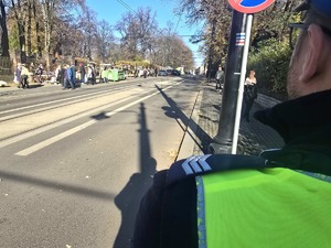 na zdjęciu ramię policjanta obok cmentarza