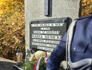 policjant przy pomniku poległego policjanta