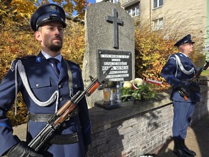 policjanci przy pomniku poległego policjanta