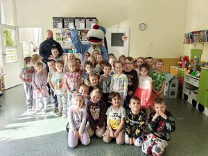 na zdjęciu policjant, Sznupek i dzieci w przedszkolu