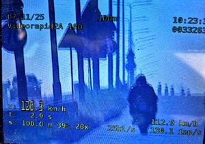 zdjęcie monitora na którym widoczna jest zarejestrowana prędkość motocyklisty 126 kilometrów na godzinę