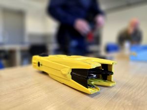 na zdjęciu leżący na stole paralizator żółtego koloru