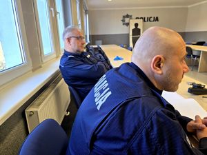na zdjęciu dwóch policjantów przy stole