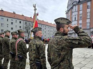 na zdjęciu salutujący żołnierze