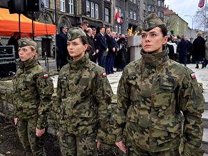 na zdjęciu trzy kobiety w strojach moro