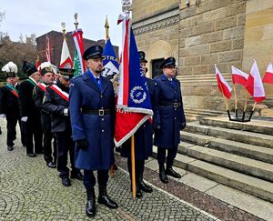 na zdjęciu mundurowi ze sztandarami przed kościołem