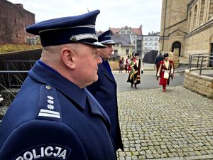 na zdjęciu bytoimski komendant przed kościołem