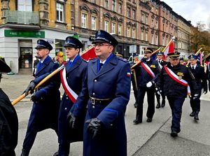 na zdjęciu policjanci idący w przemarszu