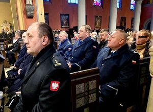 na zdjęciu mundurowi w ławkach w kościele