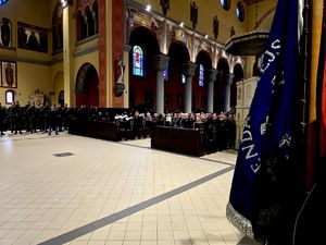 na zdjęciu osoby zgromadzone w kościele