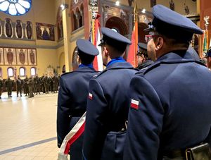 na zdjęciu policjanci ze sztandarem stojący w kościele