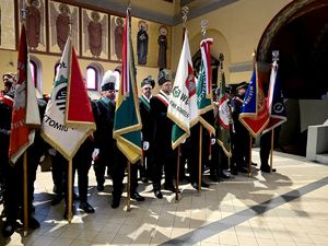 na zdjęciu osoby ze sztandarami w kościele